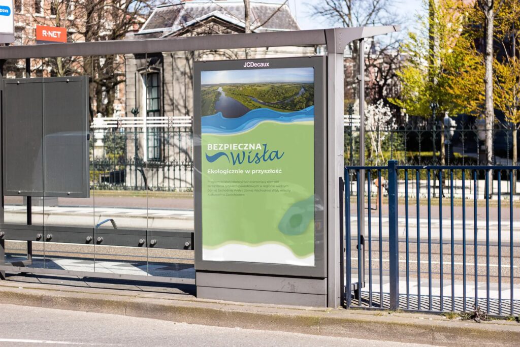 Przystanek autobusowy z plakatem kampanii „Bezpieczna Wisła”