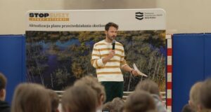 Ambasador projektu Stop Suszy Start Retencji Mateusz Banasiuk prowadzi spotkanie edukacyjne z uczniami w szkole