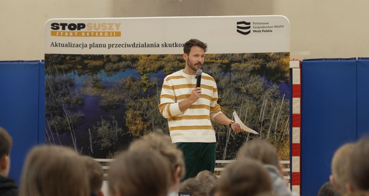 Ambasador projektu Stop Suszy Start Retencji Mateusz Banasiuk prowadzi spotkanie edukacyjne z uczniami w szkole