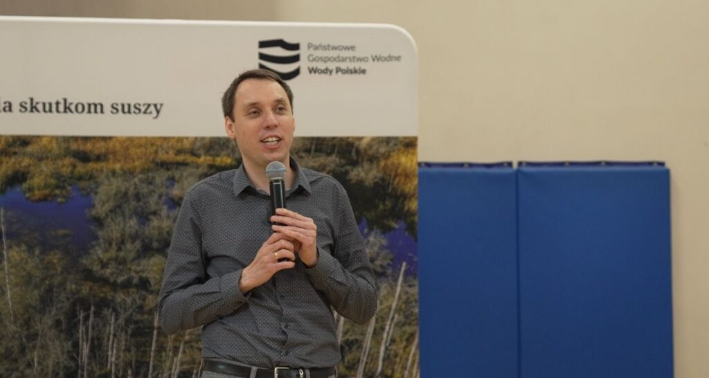 Spotkanie edukacyjne w szkole – rozmowa przedstawiciela Wody Polskie z uczniami o wodzie