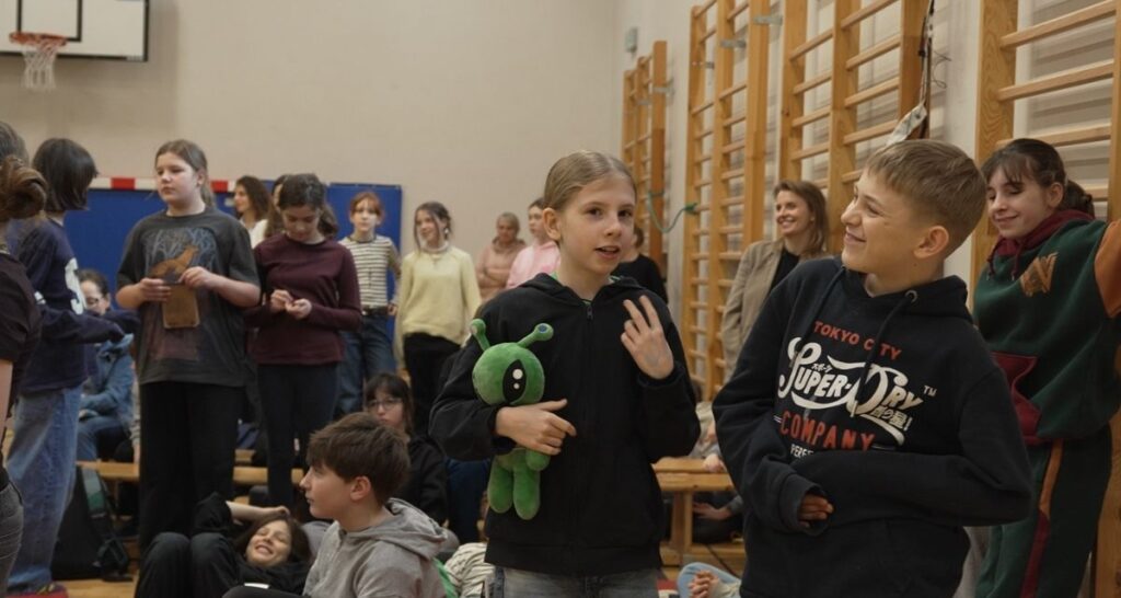Dzieci biorące udział w zajęciach o suszy i retencji