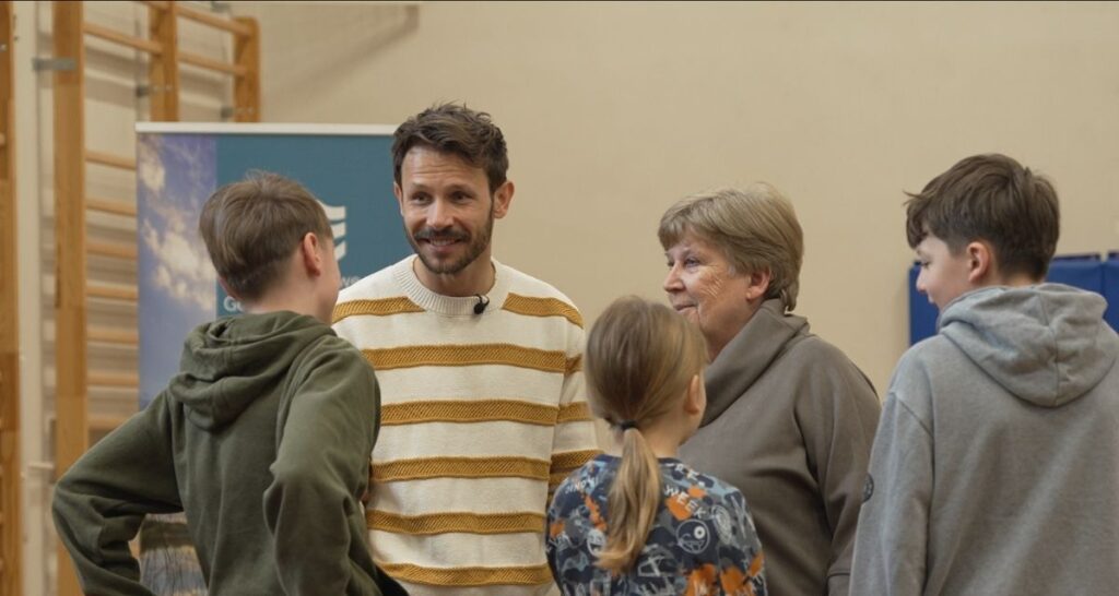 Ambasador projektu podczas rozmowy z Panią Dyrektor i uczniami