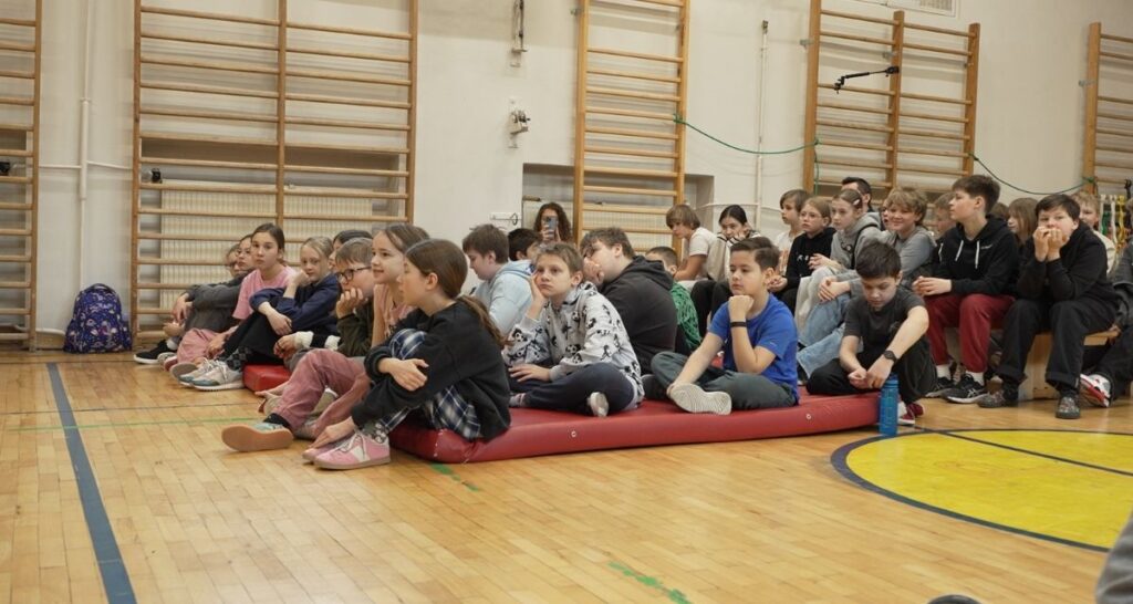 Uczniowie zaangażowani w zajęcia o ochronie zasobów wodnych