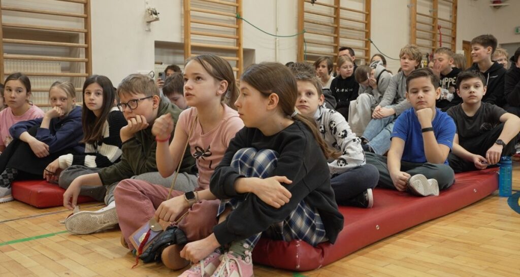 Uczniowie podczas spotkania edukacyjnego o suszy i retencji w szkole
