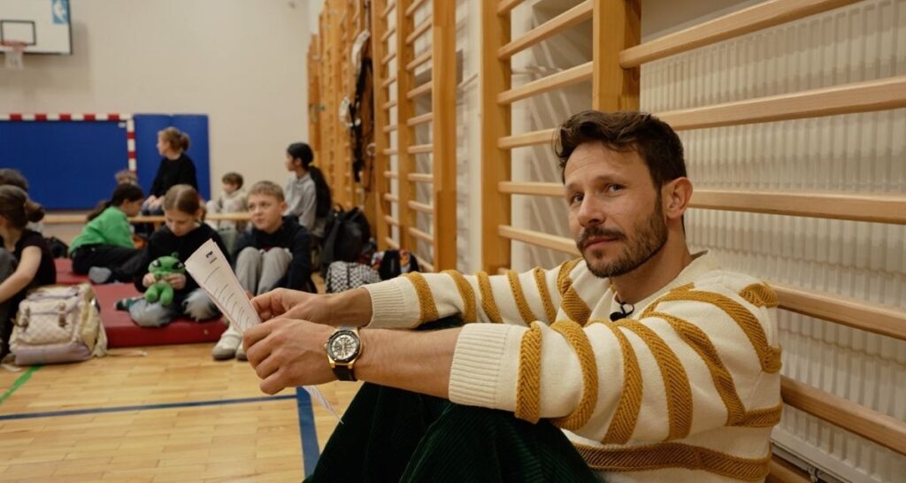 Ambasador projektu Stop Suszy Start Retencji Mateusz Banasiuk uczęstniczący w spotkaniu edukacyjnym